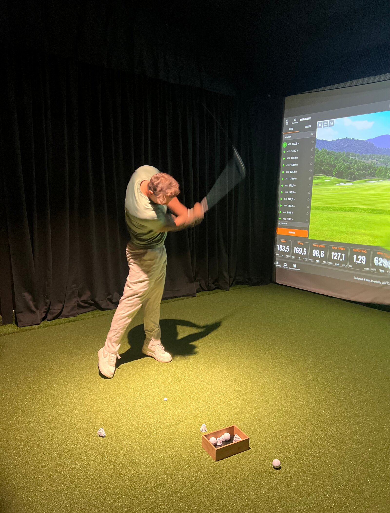TrackMan-bås på ACE Indoor Golf